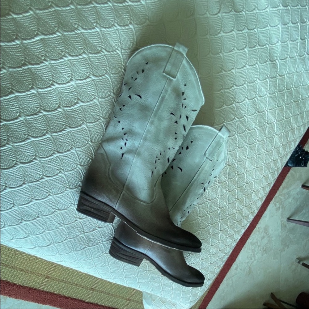 Shoes - Picture 6 of 7